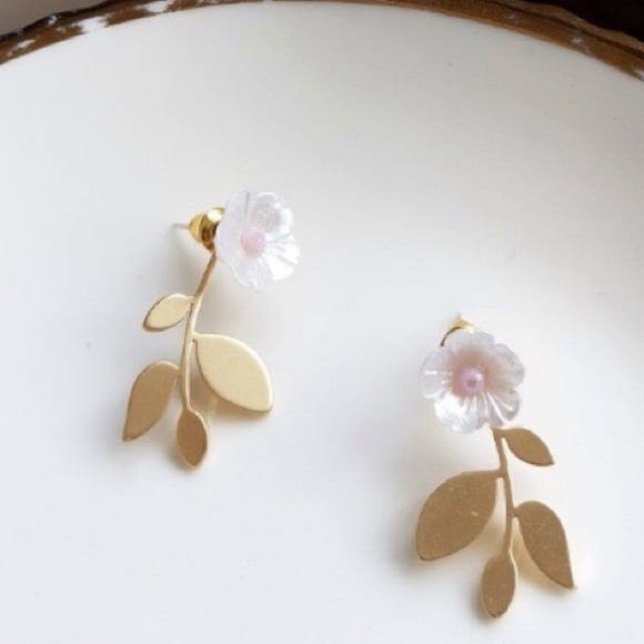 🔥2/$20 Flower Earrings Stud Earrings - Picture 3 of 4